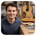 Maestro luthier junto a un banco de trabajo con una guitarra semi terminada y herramientas de precisión